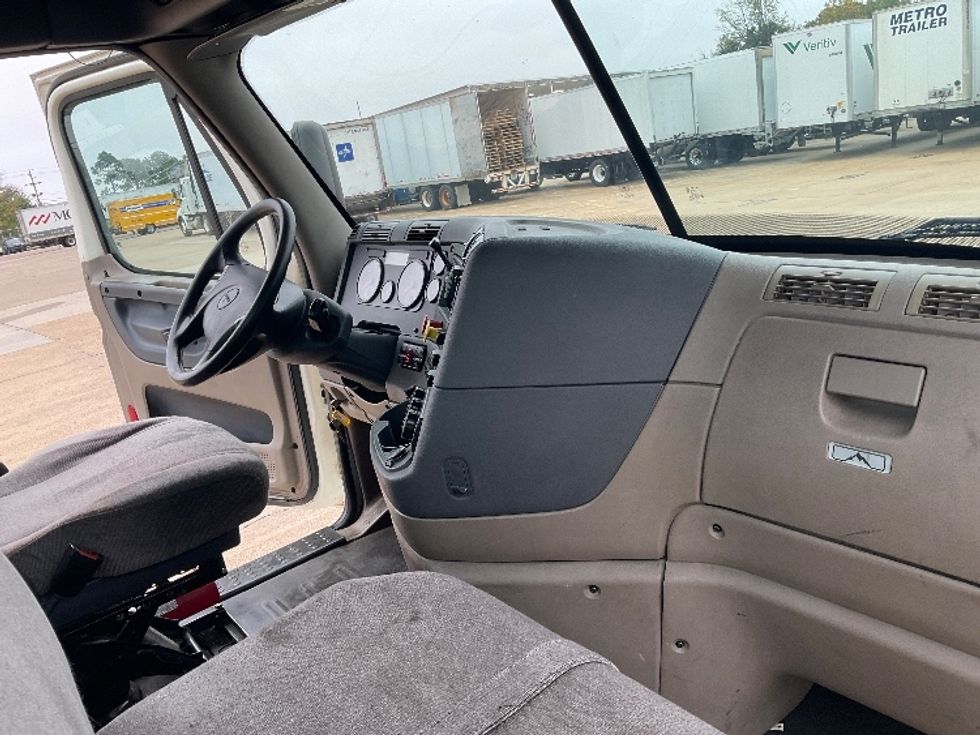 Day Cab Tractor-Heavy Duty Tractors-Freightliner-2018-Cascadia 12564ST-Memphis-TN-556,013\n\t\tmiles-$ 35,000 - Image 14