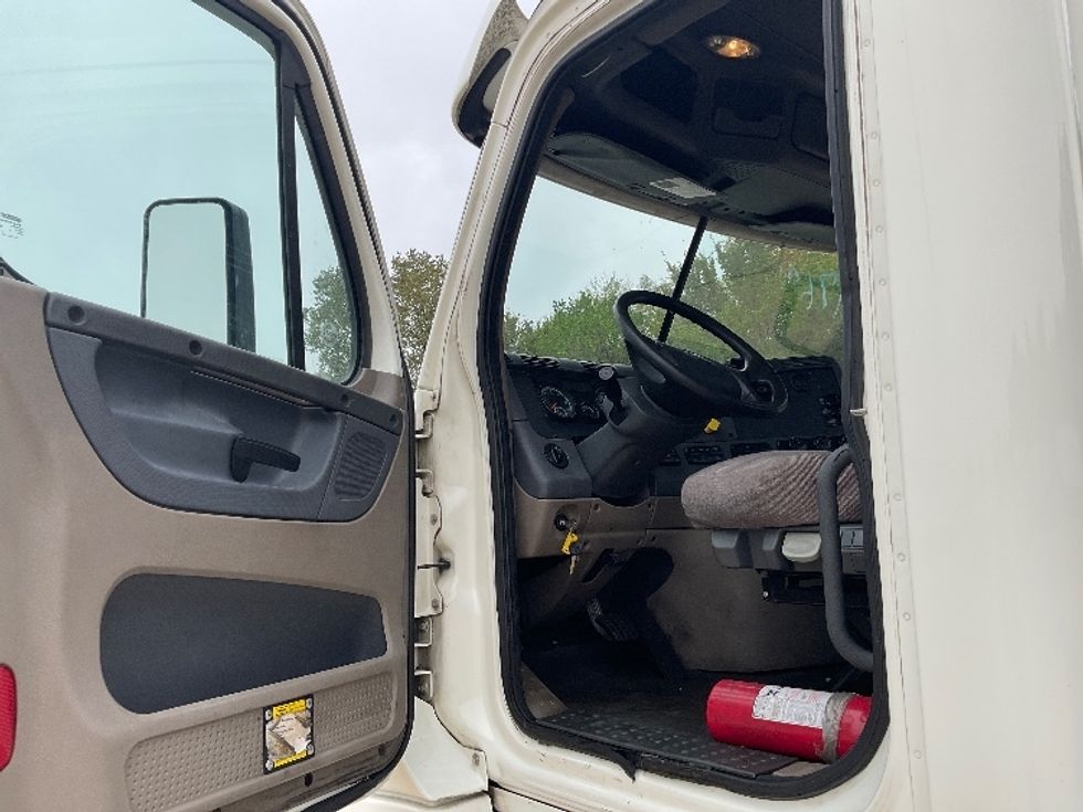 Day Cab Tractor-Heavy Duty Tractors-Freightliner-2018-Cascadia 12564ST-Memphis-TN-556,013\n\t\tmiles-$ 35,000 - Image 9