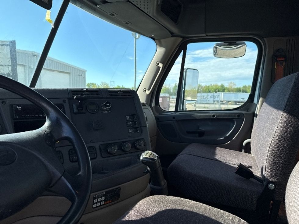 Day Cab Tractor-Heavy Duty Tractors-Freightliner-2018-Cascadia 12564ST-Middlefield-OH-216,436\n\t\tmiles-$ 41,750 - Image 10