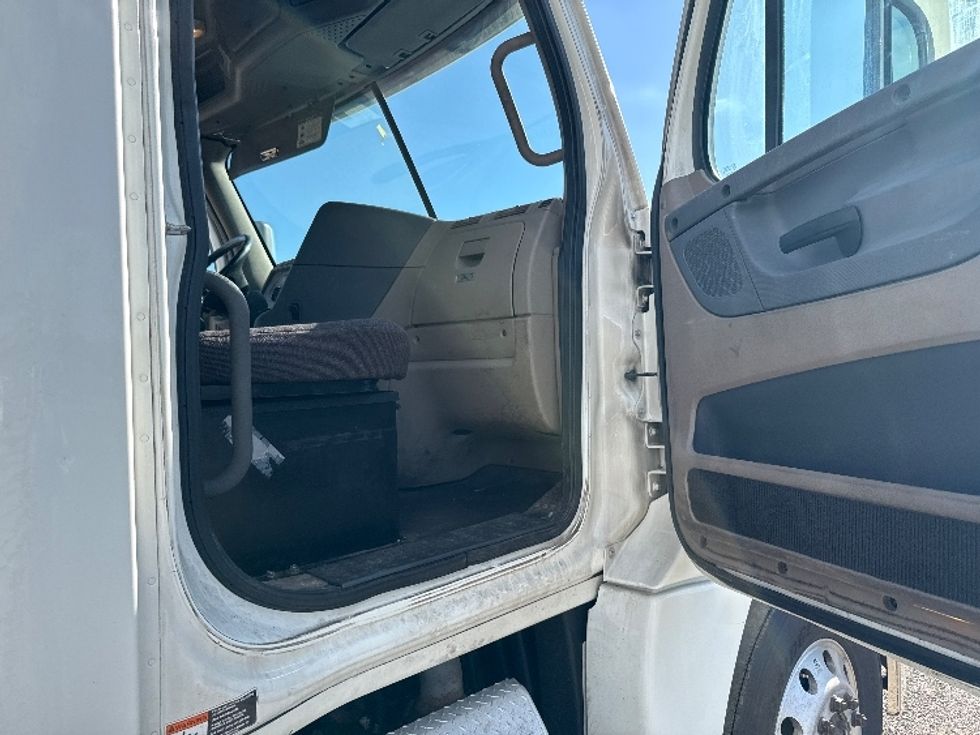 Day Cab Tractor-Heavy Duty Tractors-Freightliner-2018-Cascadia 12564ST-Middlefield-OH-216,436\n\t\tmiles-$ 41,750 - Image 12