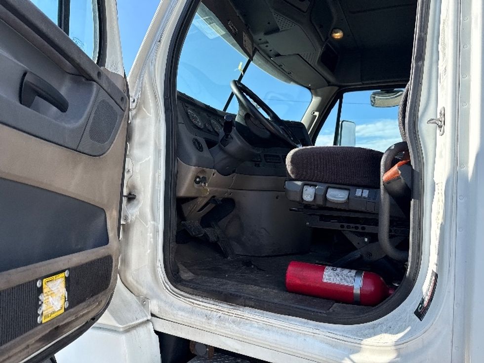 Day Cab Tractor-Heavy Duty Tractors-Freightliner-2018-Cascadia 12564ST-Middlefield-OH-216,436\n\t\tmiles-$ 41,750 - Image 9