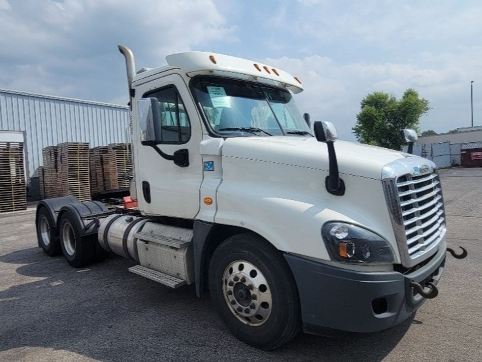 Day Cab Tractor-Heavy Duty Tractors-Freightliner-2018-Cascadia 12564ST-Middlefield-OH-399,242\n\t\tmiles-$ 40,000 - Image 1