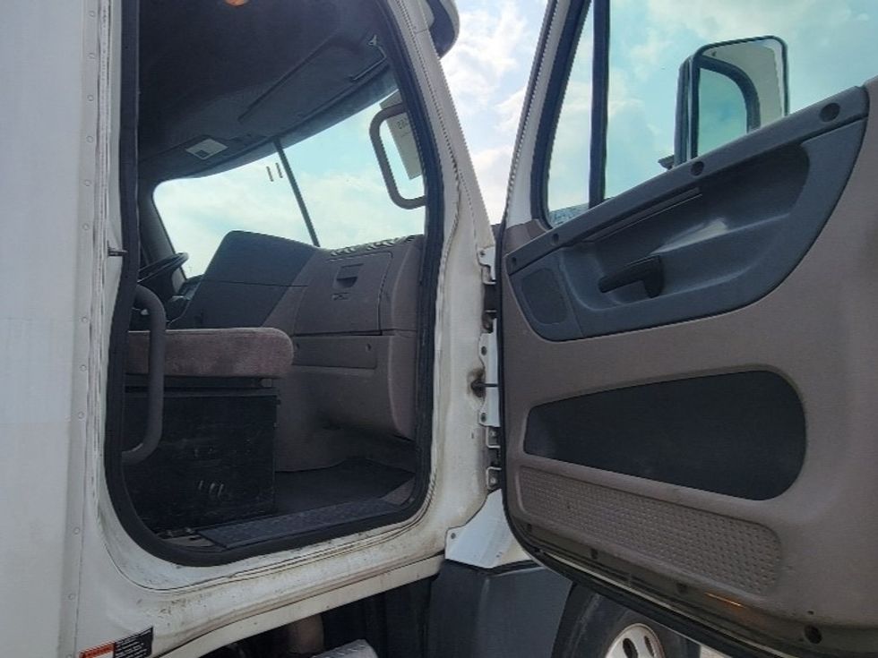 Day Cab Tractor-Heavy Duty Tractors-Freightliner-2018-Cascadia 12564ST-Middlefield-OH-399,242\n\t\tmiles-$ 40,000 - Image 11