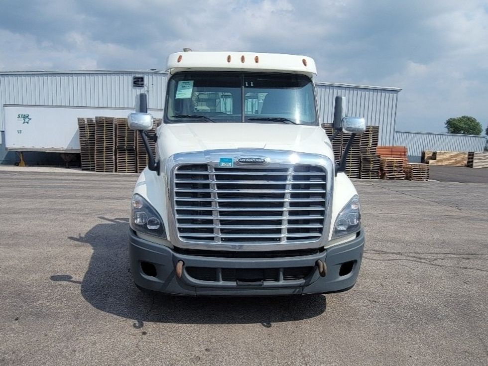 Day Cab Tractor-Heavy Duty Tractors-Freightliner-2018-Cascadia 12564ST-Middlefield-OH-399,242\n\t\tmiles-$ 40,000 - Image 2