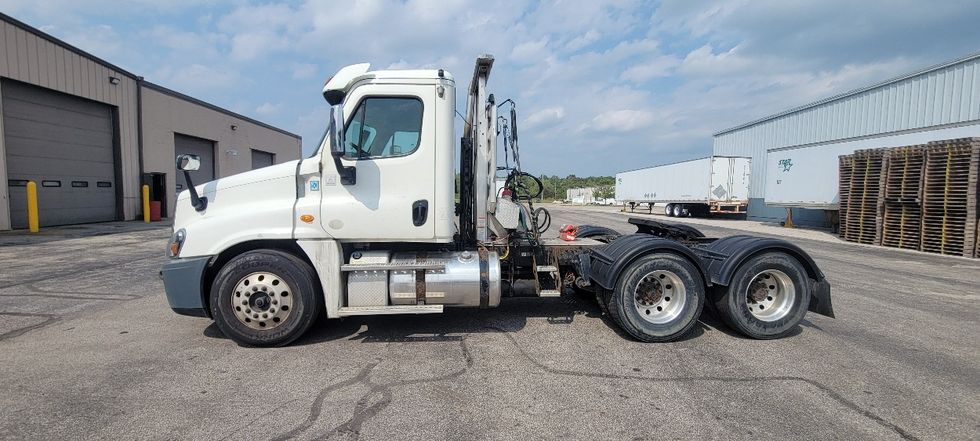 Day Cab Tractor-Heavy Duty Tractors-Freightliner-2018-Cascadia 12564ST-Middlefield-OH-399,242\n\t\tmiles-$ 40,000 - Image 4
