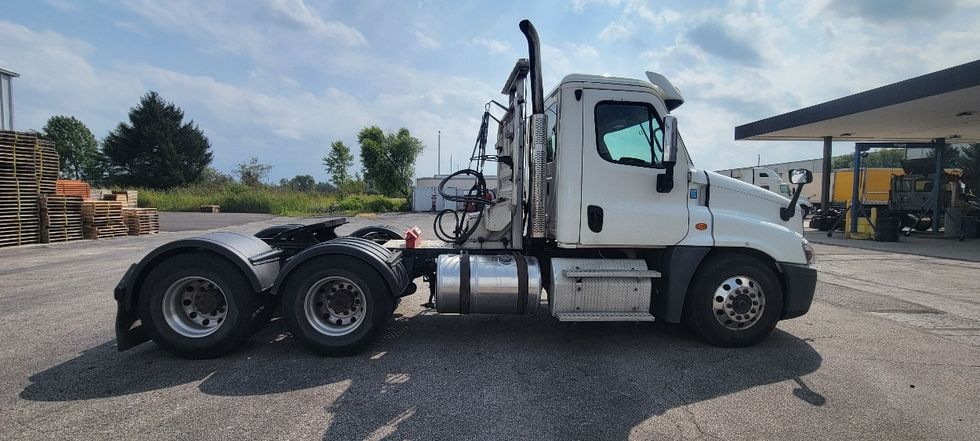 Day Cab Tractor-Heavy Duty Tractors-Freightliner-2018-Cascadia 12564ST-Middlefield-OH-399,242\n\t\tmiles-$ 40,000 - Image 7