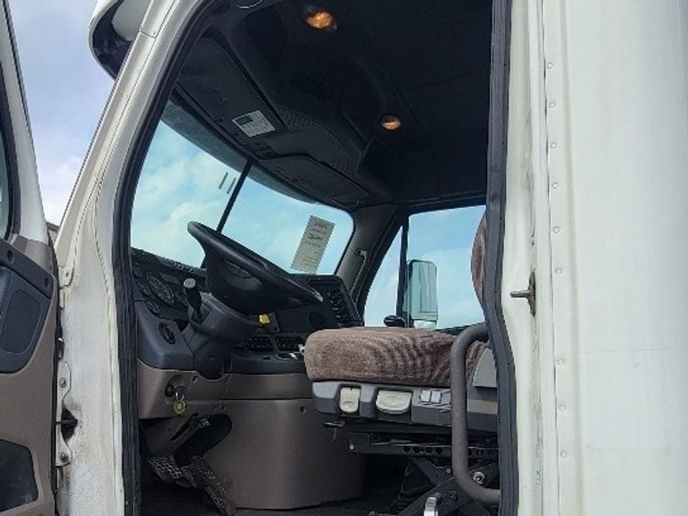 Day Cab Tractor-Heavy Duty Tractors-Freightliner-2018-Cascadia 12564ST-Middlefield-OH-399,242\n\t\tmiles-$ 40,000 - Image 8