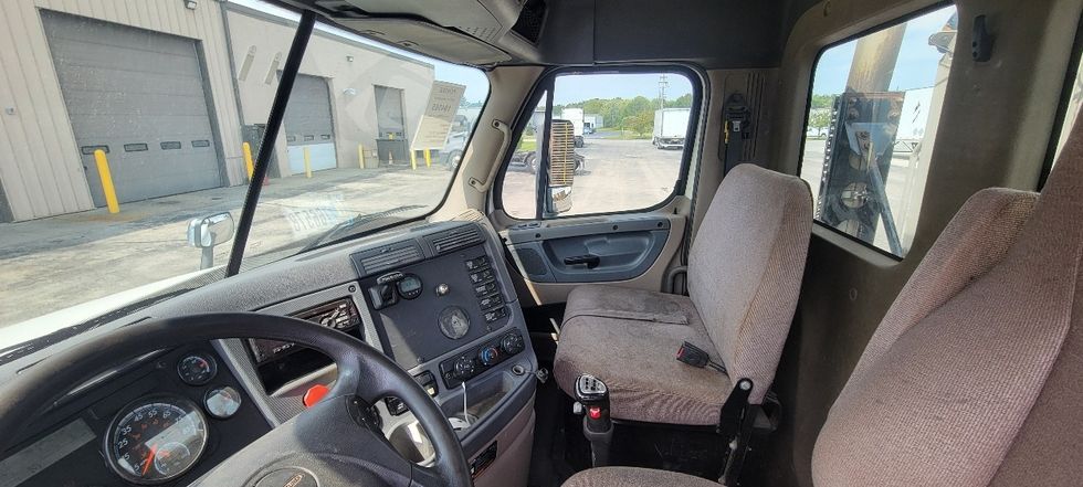 Day Cab Tractor-Heavy Duty Tractors-Freightliner-2018-Cascadia 12564ST-Middlefield-OH-399,242\n\t\tmiles-$ 40,000 - Image 9
