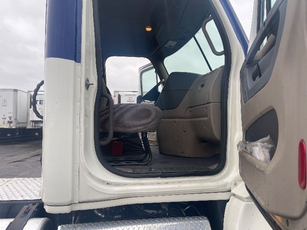 Day Cab Tractor-Heavy Duty Tractors-Freightliner-2018-Cascadia 12564ST-Middlefield-OH-404,994\n\t\tmiles-$ 39,500 - Image 12