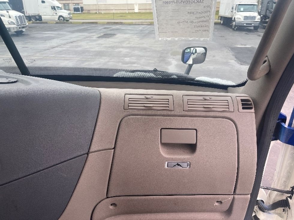 Day Cab Tractor-Heavy Duty Tractors-Freightliner-2018-Cascadia 12564ST-Middlefield-OH-404,994\n\t\tmiles-$ 39,500 - Image 13