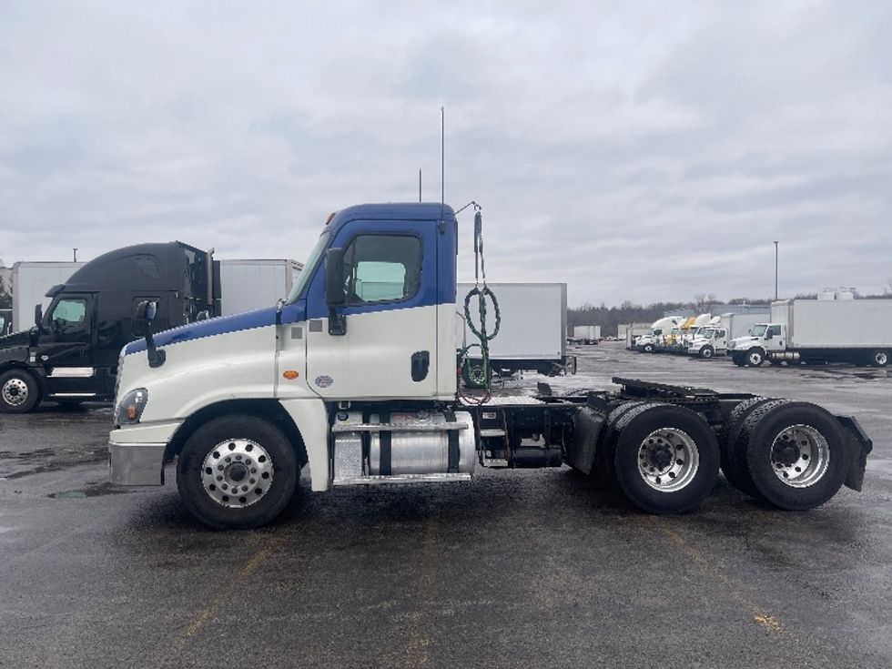 Day Cab Tractor-Heavy Duty Tractors-Freightliner-2018-Cascadia 12564ST-Middlefield-OH-404,994\n\t\tmiles-$ 39,500 - Image 4