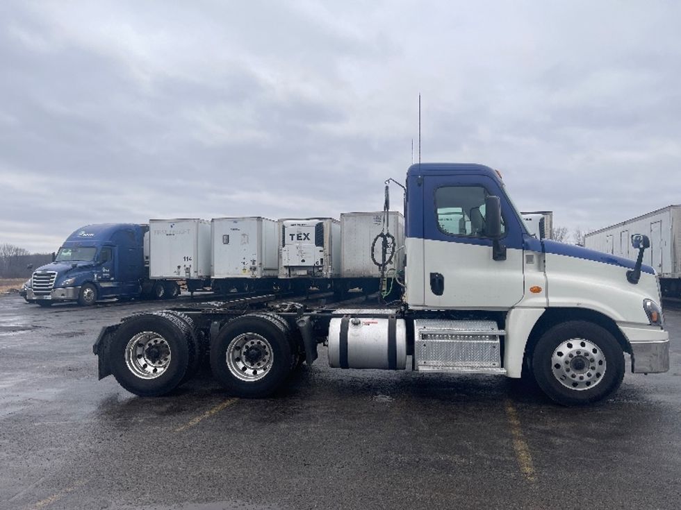 Day Cab Tractor-Heavy Duty Tractors-Freightliner-2018-Cascadia 12564ST-Middlefield-OH-404,994\n\t\tmiles-$ 39,500 - Image 8