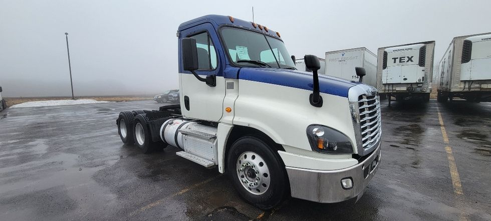 Day Cab Tractor-Heavy Duty Tractors-Freightliner-2018-Cascadia 12564ST-Middlefield-OH-409,354\n\t\tmiles-$ 39,250 - Image 1