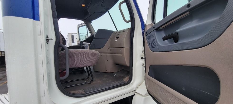 Day Cab Tractor-Heavy Duty Tractors-Freightliner-2018-Cascadia 12564ST-Middlefield-OH-409,354\n\t\tmiles-$ 39,250 - Image 12