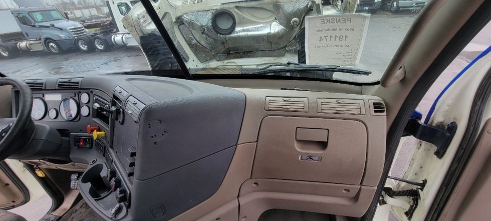 Day Cab Tractor-Heavy Duty Tractors-Freightliner-2018-Cascadia 12564ST-Middlefield-OH-409,354\n\t\tmiles-$ 39,250 - Image 13