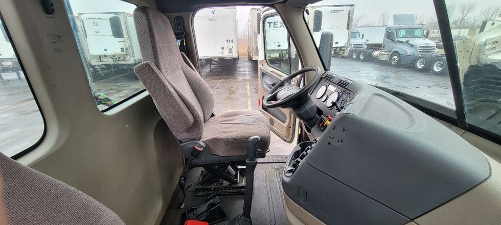 Day Cab Tractor-Heavy Duty Tractors-Freightliner-2018-Cascadia 12564ST-Middlefield-OH-409,354\n\t\tmiles-$ 39,250 - Image 14