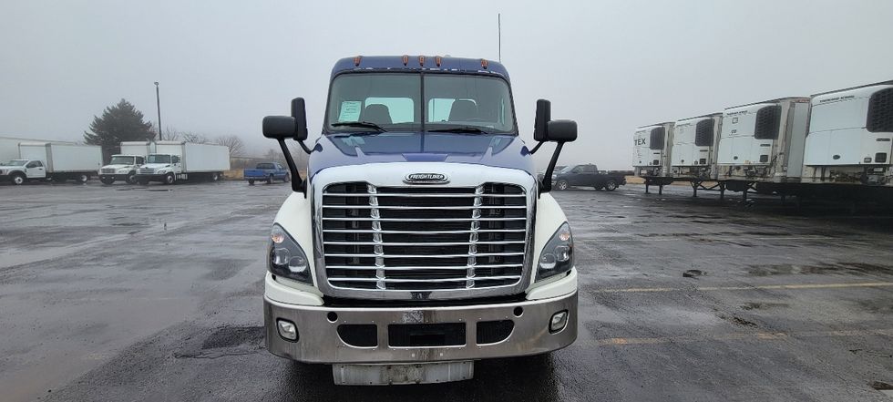 Day Cab Tractor-Heavy Duty Tractors-Freightliner-2018-Cascadia 12564ST-Middlefield-OH-409,354\n\t\tmiles-$ 39,250 - Image 2