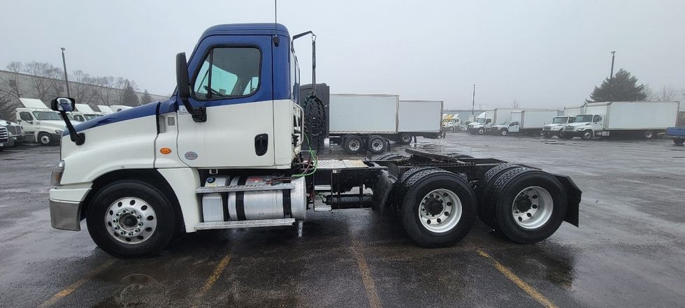 Day Cab Tractor-Heavy Duty Tractors-Freightliner-2018-Cascadia 12564ST-Middlefield-OH-409,354\n\t\tmiles-$ 39,250 - Image 4
