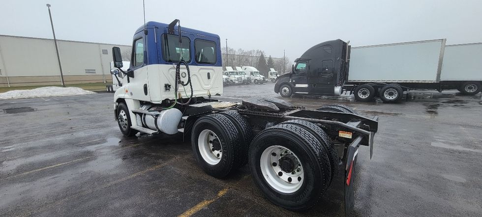 Day Cab Tractor-Heavy Duty Tractors-Freightliner-2018-Cascadia 12564ST-Middlefield-OH-409,354\n\t\tmiles-$ 39,250 - Image 5