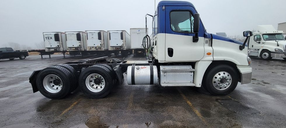Day Cab Tractor-Heavy Duty Tractors-Freightliner-2018-Cascadia 12564ST-Middlefield-OH-409,354\n\t\tmiles-$ 39,250 - Image 8