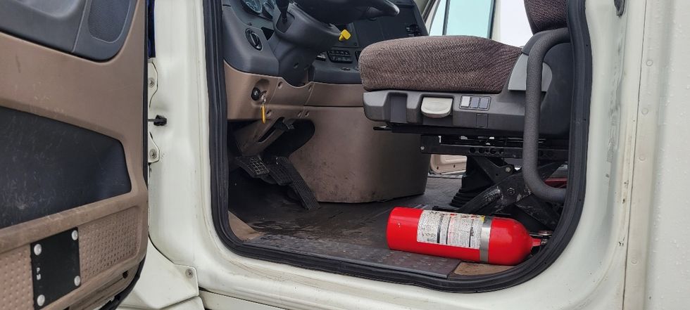 Day Cab Tractor-Heavy Duty Tractors-Freightliner-2018-Cascadia 12564ST-Middlefield-OH-409,354\n\t\tmiles-$ 39,250 - Image 9