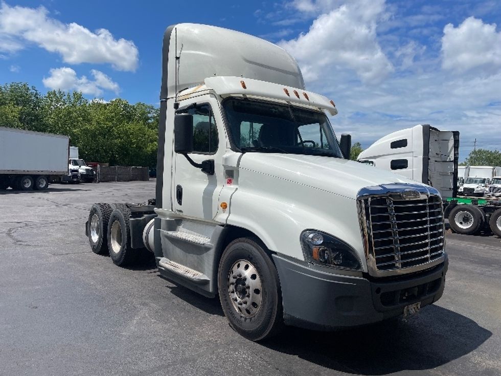 Day Cab Tractor-Heavy Duty Tractors-Freightliner-2018-Cascadia 12564ST-Middlefield-OH-423,303\n\t\tmiles-$ 46,500 - Image 1