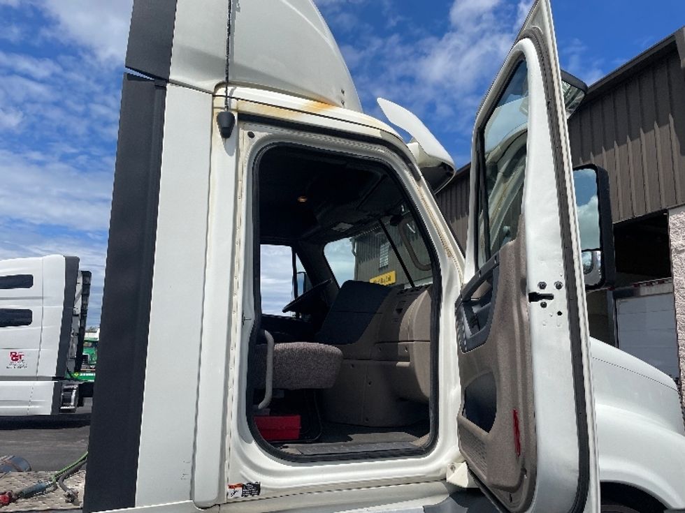 Day Cab Tractor-Heavy Duty Tractors-Freightliner-2018-Cascadia 12564ST-Middlefield-OH-423,303\n\t\tmiles-$ 46,500 - Image 12