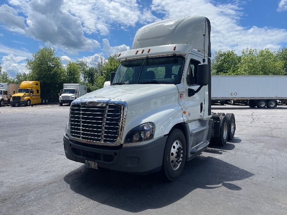 Day Cab Tractor-Heavy Duty Tractors-Freightliner-2018-Cascadia 12564ST-Middlefield-OH-423,303\n\t\tmiles-$ 46,500 - Image 3