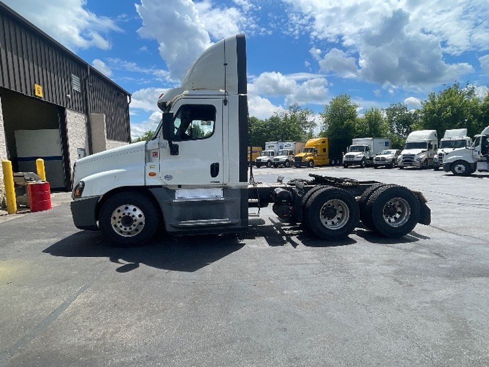 Day Cab Tractor-Heavy Duty Tractors-Freightliner-2018-Cascadia 12564ST-Middlefield-OH-423,303\n\t\tmiles-$ 46,500 - Image 4