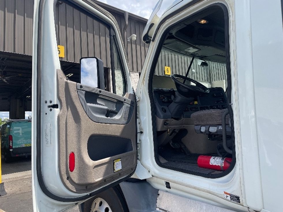 Day Cab Tractor-Heavy Duty Tractors-Freightliner-2018-Cascadia 12564ST-Middlefield-OH-423,303\n\t\tmiles-$ 46,500 - Image 9