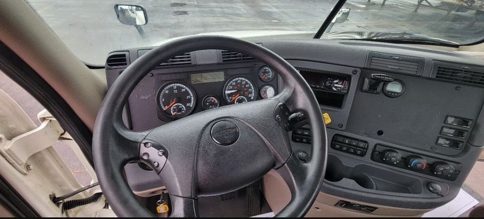 Day Cab Tractor-Heavy Duty Tractors-Freightliner-2018-Cascadia 12564ST-Middlefield-OH-440,464\n\t\tmiles-$ 41,500 - Image 11