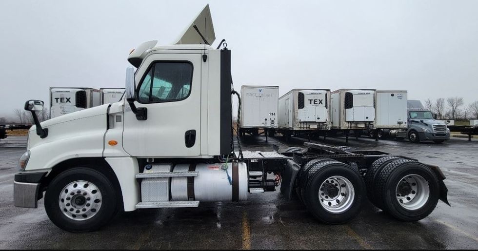 Day Cab Tractor-Heavy Duty Tractors-Freightliner-2018-Cascadia 12564ST-Middlefield-OH-440,464\n\t\tmiles-$ 41,500 - Image 4