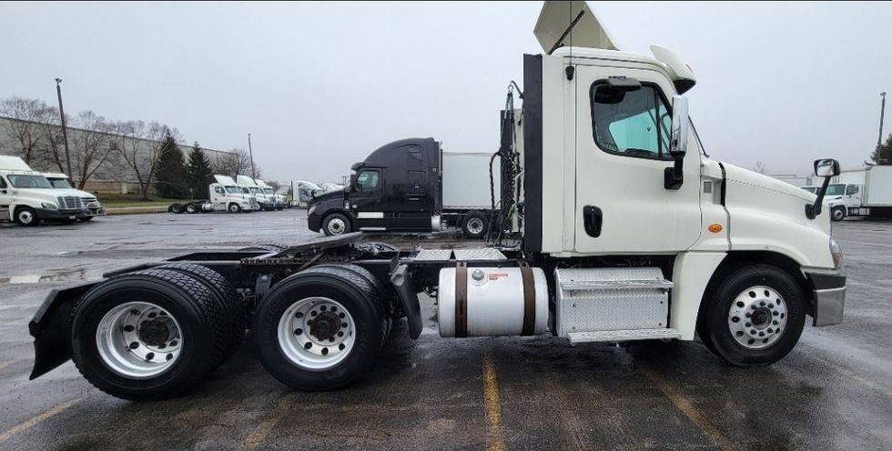 Day Cab Tractor-Heavy Duty Tractors-Freightliner-2018-Cascadia 12564ST-Middlefield-OH-440,464\n\t\tmiles-$ 41,500 - Image 8