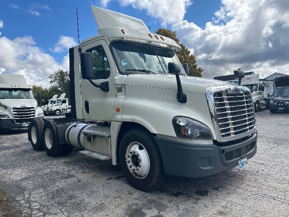 Day Cab Tractor-Heavy Duty Tractors-Freightliner-2018-Cascadia 12564ST-Middlefield-OH-467,302\n\t\tmiles-$ 41,250 - Image 1