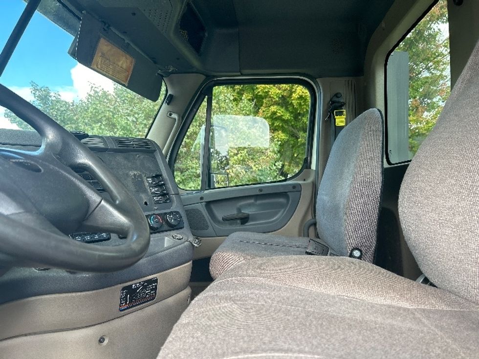 Day Cab Tractor-Heavy Duty Tractors-Freightliner-2018-Cascadia 12564ST-Middlefield-OH-467,302\n\t\tmiles-$ 41,250 - Image 10