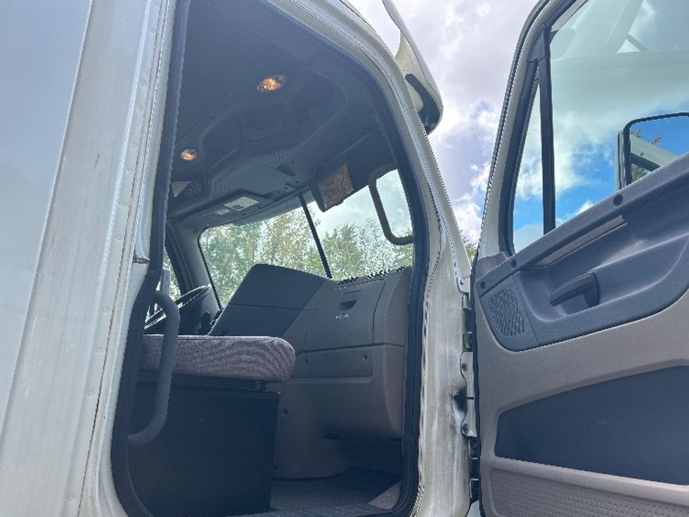 Day Cab Tractor-Heavy Duty Tractors-Freightliner-2018-Cascadia 12564ST-Middlefield-OH-467,302\n\t\tmiles-$ 41,250 - Image 12