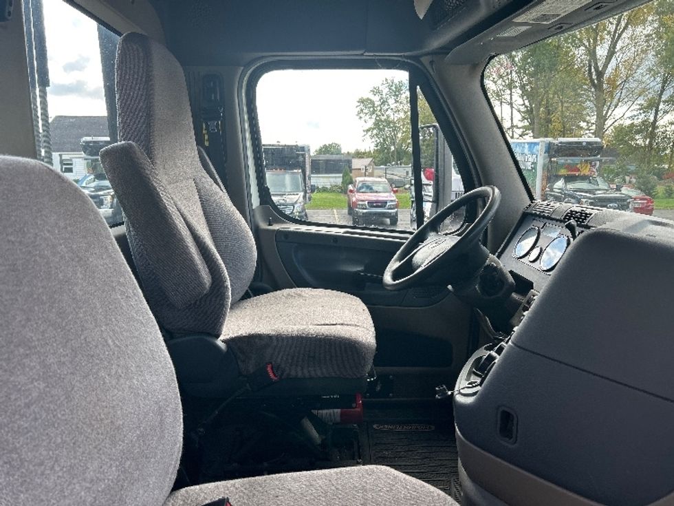 Day Cab Tractor-Heavy Duty Tractors-Freightliner-2018-Cascadia 12564ST-Middlefield-OH-467,302\n\t\tmiles-$ 41,250 - Image 14