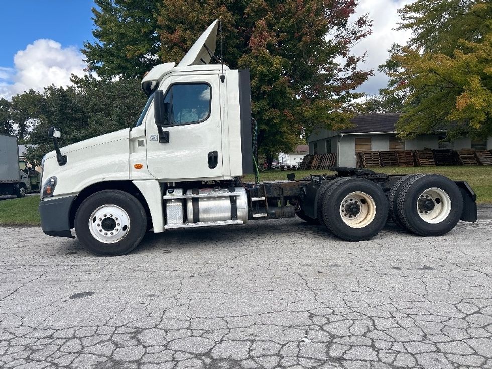 Day Cab Tractor-Heavy Duty Tractors-Freightliner-2018-Cascadia 12564ST-Middlefield-OH-467,302\n\t\tmiles-$ 41,250 - Image 4