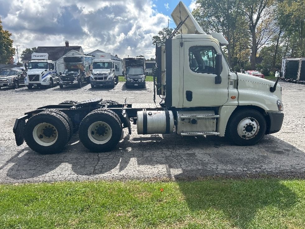 Day Cab Tractor-Heavy Duty Tractors-Freightliner-2018-Cascadia 12564ST-Middlefield-OH-467,302\n\t\tmiles-$ 41,250 - Image 8