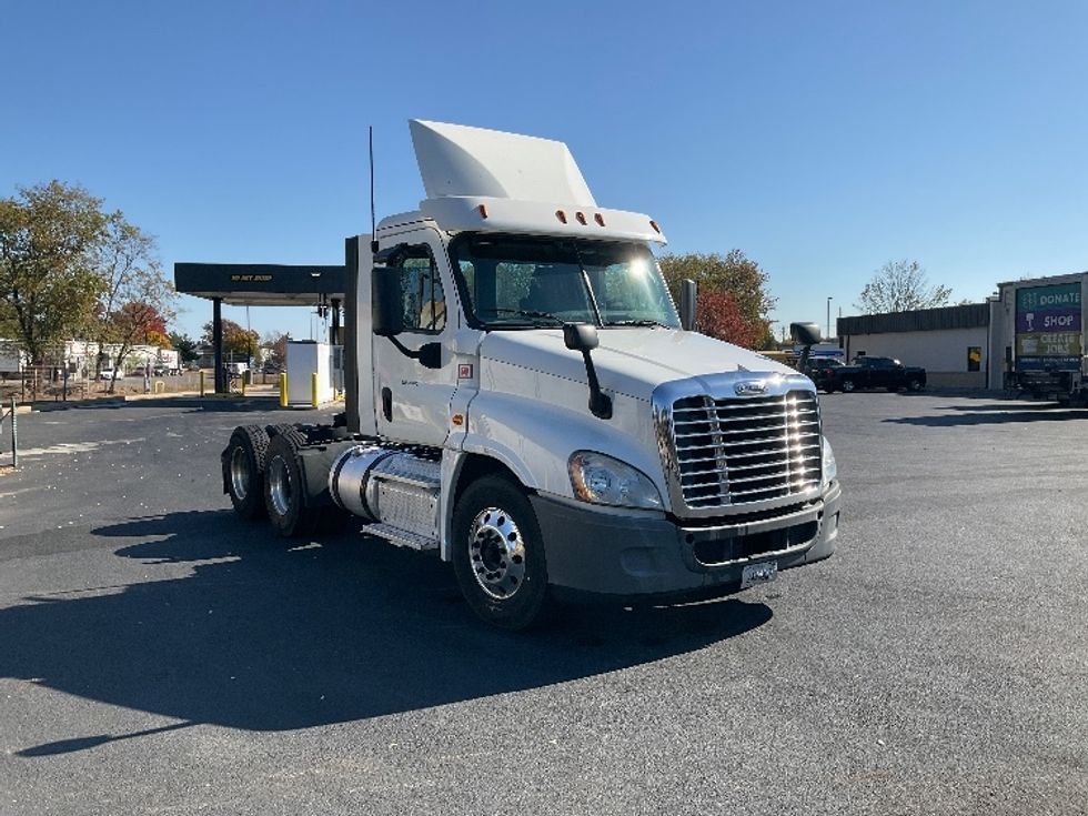 Day Cab Tractor-Heavy Duty Tractors-Freightliner-2018-Cascadia 12564ST-Milford-DE-306,154\n\t\tmiles-$ 42,500 - Image 1
