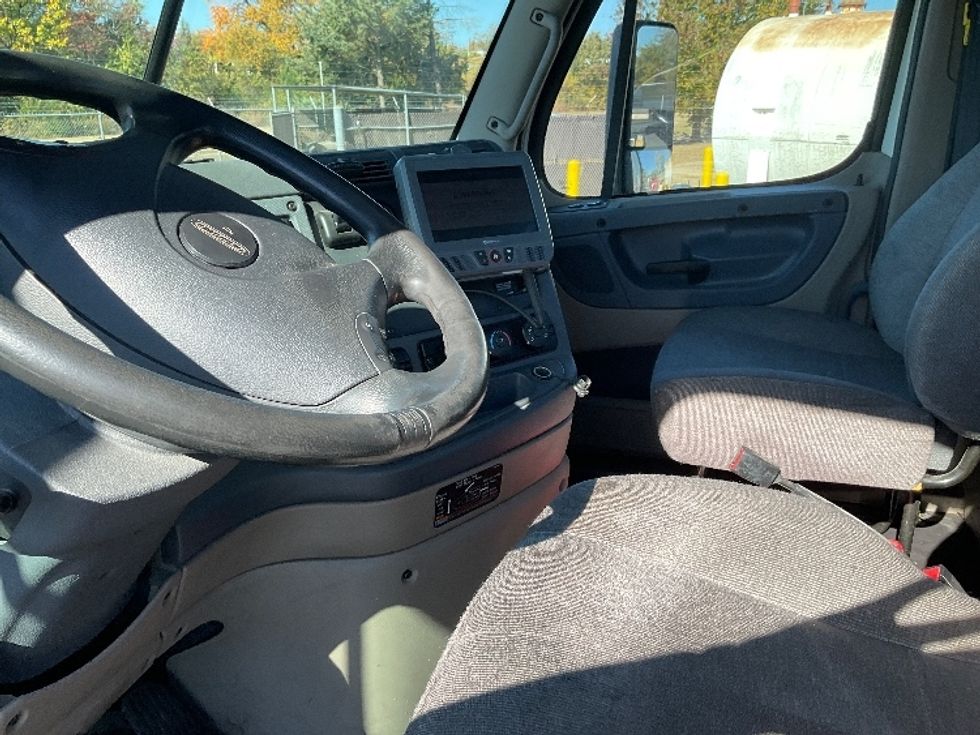 Day Cab Tractor-Heavy Duty Tractors-Freightliner-2018-Cascadia 12564ST-Milford-DE-306,154\n\t\tmiles-$ 42,500 - Image 10