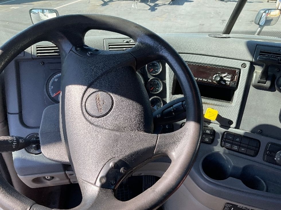 Day Cab Tractor-Heavy Duty Tractors-Freightliner-2018-Cascadia 12564ST-Milford-DE-306,154\n\t\tmiles-$ 42,500 - Image 11