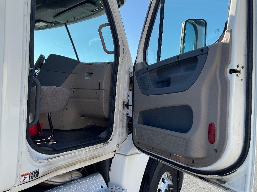Day Cab Tractor-Heavy Duty Tractors-Freightliner-2018-Cascadia 12564ST-Milford-DE-306,154\n\t\tmiles-$ 42,500 - Image 12
