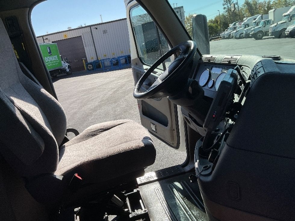 Day Cab Tractor-Heavy Duty Tractors-Freightliner-2018-Cascadia 12564ST-Milford-DE-306,154\n\t\tmiles-$ 42,500 - Image 14