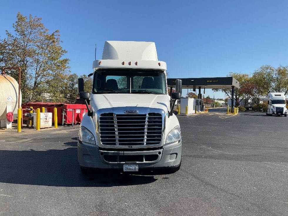 Day Cab Tractor-Heavy Duty Tractors-Freightliner-2018-Cascadia 12564ST-Milford-DE-306,154\n\t\tmiles-$ 42,500 - Image 2