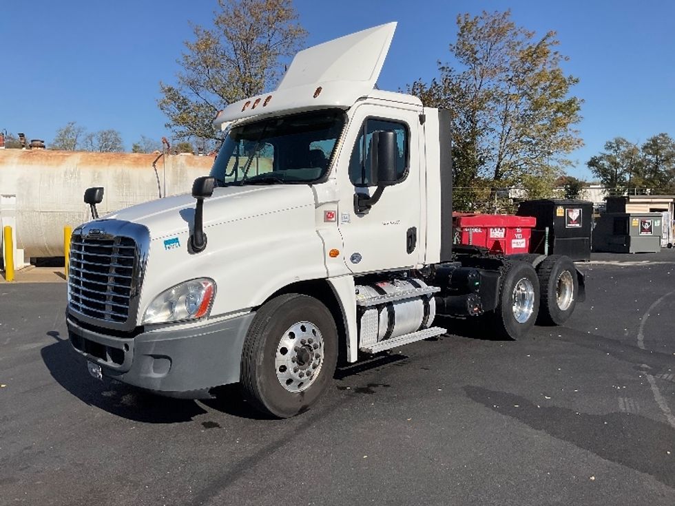 Day Cab Tractor-Heavy Duty Tractors-Freightliner-2018-Cascadia 12564ST-Milford-DE-306,154\n\t\tmiles-$ 42,500 - Image 3
