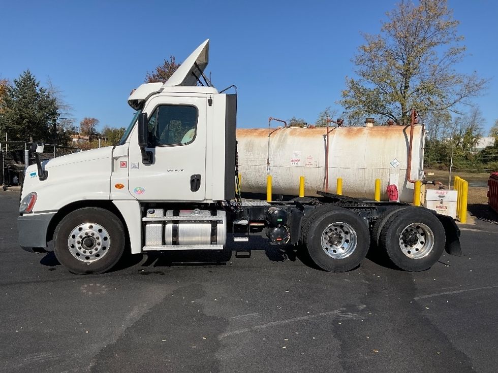 Day Cab Tractor-Heavy Duty Tractors-Freightliner-2018-Cascadia 12564ST-Milford-DE-306,154\n\t\tmiles-$ 42,500 - Image 4
