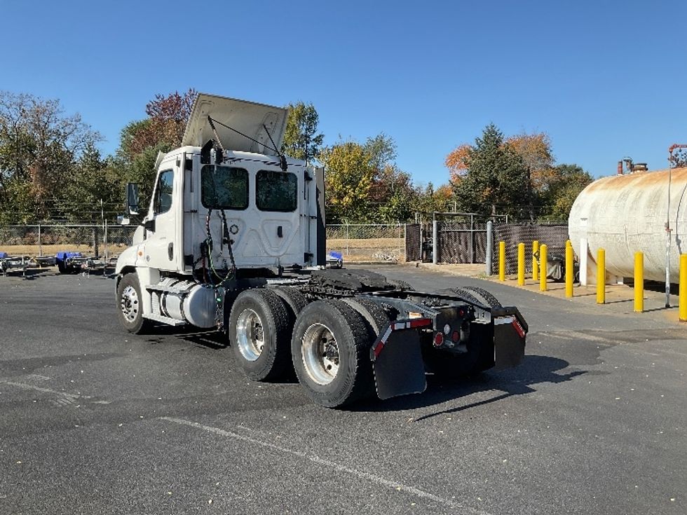 Day Cab Tractor-Heavy Duty Tractors-Freightliner-2018-Cascadia 12564ST-Milford-DE-306,154\n\t\tmiles-$ 42,500 - Image 5