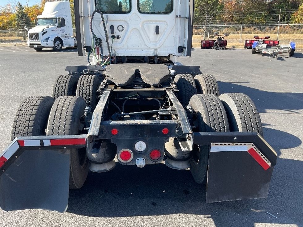 Day Cab Tractor-Heavy Duty Tractors-Freightliner-2018-Cascadia 12564ST-Milford-DE-306,154\n\t\tmiles-$ 42,500 - Image 6