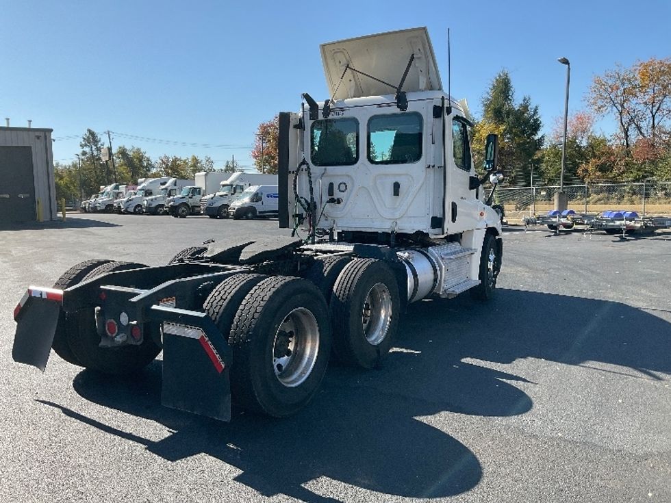 Day Cab Tractor-Heavy Duty Tractors-Freightliner-2018-Cascadia 12564ST-Milford-DE-306,154\n\t\tmiles-$ 42,500 - Image 7